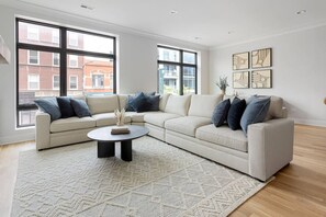 Smart TV, fireplace, offices - The Prestige: Designer 3BR/2BA in Prime Location (Chicago)