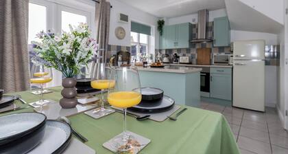 Countryside Stay Near JCB, Peak District & Alton Towers