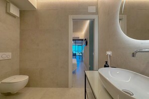 Shower, hair dryer, bidet, towels