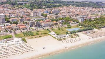 Una spiaggia nelle vicinanze, teli da spiaggia