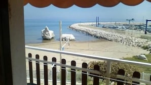 Uma varanda com vista para a costa rochosa e o mar.