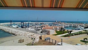 Uma marina com barcos, uma praia e edifícios.