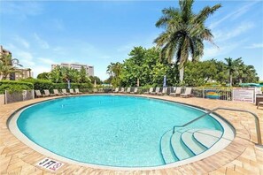 Una piscina al aire libre, una piscina climatizada