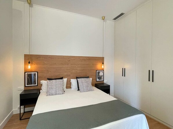 2 chambres, bureau, fer et planche à repasser, accès au Wi-Fi (inclus)