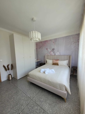 1 bedroom, in-room safe, iron/ironing board, travel cot - 5 minutes from the Mausoleum, studio with balcony (Rabat)