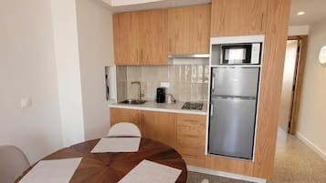 Fridge, microwave, stovetop, coffee/tea maker