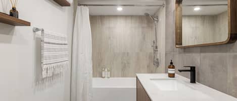 SĂšche-cheveux, serviettes fournies, savon, papier toilette