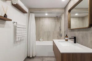 Haartrockner, Handtücher, Seife, Toilettenpapier