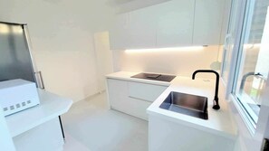 Réfrigérateur, four à micro-ondes, un four, surface de cuisson
