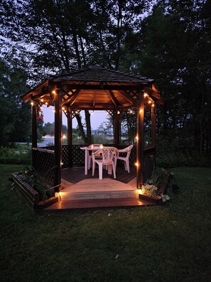 Outdoor dining - 2-bedroom Lakeview house near Tupper Lake with AC, WiFi, Deck, Gazebo, Firepit (Piercefield)