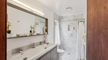 Casa de campo, 1 habitación | Baño | Toallas y champú