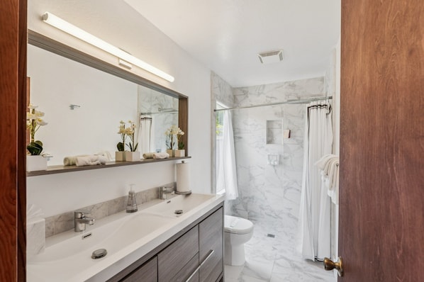 Cottage, 1 Bedroom | Bathroom | Towels, shampoo - Irish Beach Gem Scenic Views & Bbq Yard 1 Bedroom Cottage (Manchester)