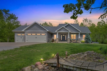 Lakeside Retreat With Hot Tub & Game Room 3 Bedroom Home