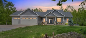 Lakeside Retreat With Hot Tub & Game Room 3 Bedroom Home