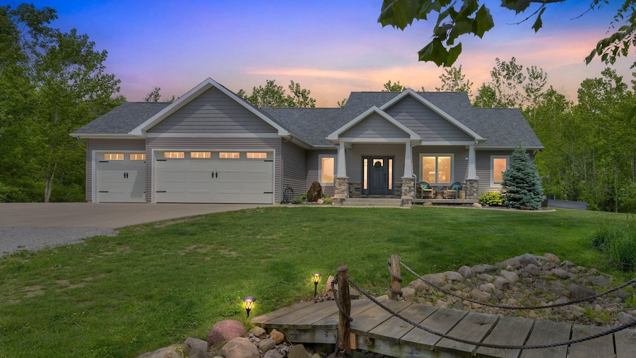 Lakeside Retreat With Hot Tub & Game Room 3 Bedroom Home