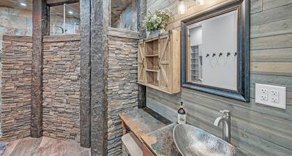 Lakeside Retreat With Hot Tub & Game Room 3 Bedroom Home