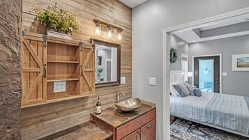 House, 3 Bedrooms | 3 bedrooms, minibar, desk, laptop workspace