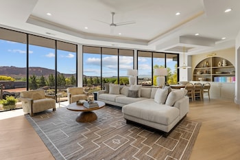 Black Desert Retreat 4 Bedroom Home