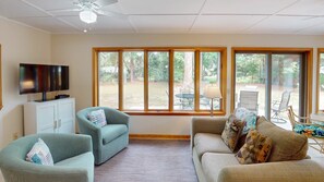 Maison, 3 chambres | Coin séjour | TV connectée