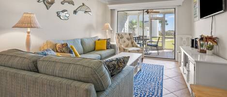 Condo, 3 Bedrooms | Living area