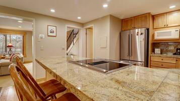 Townhome, 3 Bedrooms | Private kitchen | Fridge, oven, coffee/tea maker, toaster