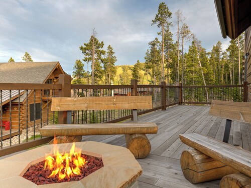 Cozy Ski In/Out Mountain Retreat! Amazing Views, Private Deck, Grill, Fire Pit +