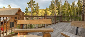 Cozy Ski In/Out Mountain Retreat! Amazing Views, Private Deck, Grill, Fire Pit +