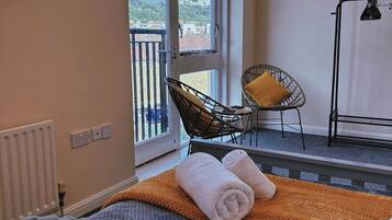 3 bedrooms, desk, iron/ironing board, free WiFi