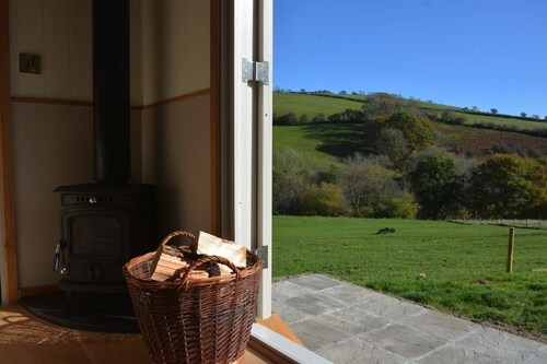 Snug Oak Hut on a Welsh Hill with vi