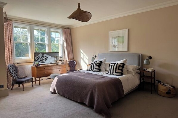 6 عدّة غرف نوم ومكواة/لوح كي وواي فاي وملاءات أسرّة