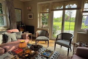 Una televisión, una chimenea