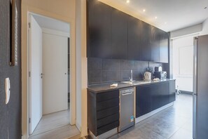 Réfrigérateur, four à micro-ondes, un four, surface de cuisson