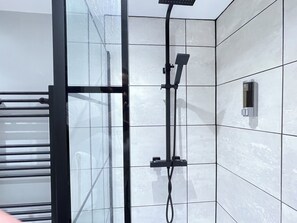 مناشف، صابون، ورق حمّام
