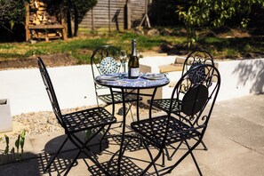 Outdoor dining - Home from Home, only 5 minutes drive from Historical Durham center. (Durham)