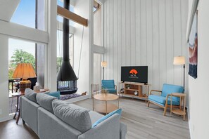 Televisión y chimenea 
