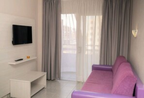 Departamento, balcón, vista al resort | Área de sala de estar