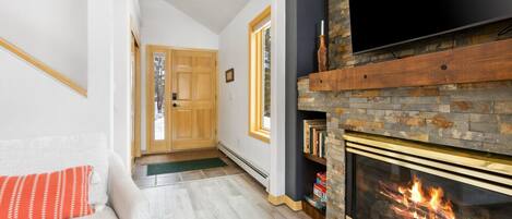 智能电视、壁炉、书