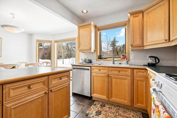 Frigorífic, microones, forn i placa de cuina 