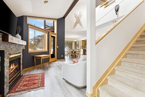 Smart TV, fireplace, books - Charming Frisco Getaway|Close to Main St|Sleeps 8 (Frisco)