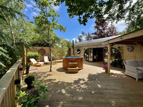 Stunning treehouse immersed in nature with fantastic views, hot tub & two decks.