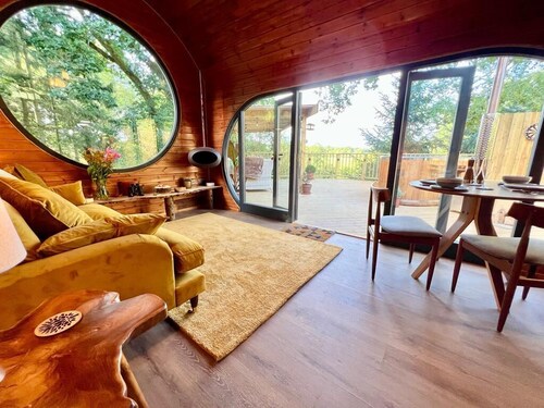 Stunning treehouse immersed in nature with fantastic views, hot tub & two decks.