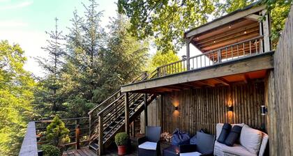 Stunning treehouse immersed in nature with fantastic views, hot tub & two decks.