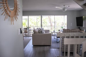 TV connectée, table de tennis de table, livres