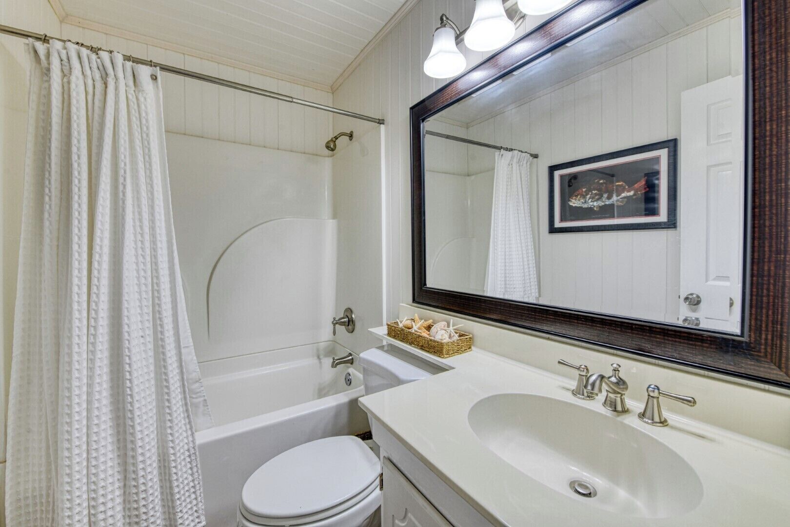 Un baño con bañera, inodoro y lavabo.