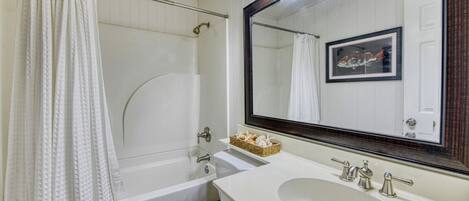 Un baño con bañera, inodoro y lavabo.