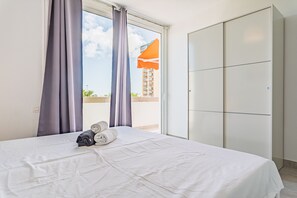 2 Schlafzimmer, Zimmersafe, Schreibtisch, Bügeleisen/Bügelbrett