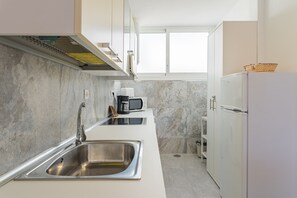 Fridge, microwave, coffee/tea maker, electric kettle - 2BR Azahara Dream - Pool & Seaviews (Arona)