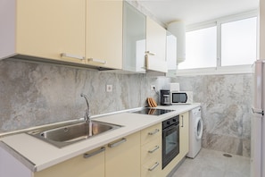 Kühlschrank, Mikrowelle, Wasserkocher mit Kaffee-/Teezubehör