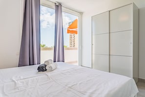 2 chambres, coffres-forts dans les chambres, bureau