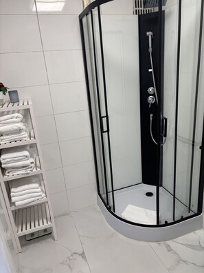 Secador de cabelo, toalhas de banho